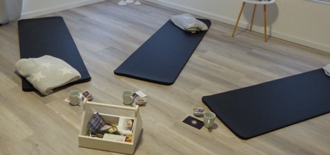 Sportmatten mit Decken darauf liegen in einem gut beleuchteten Raum.